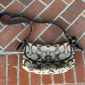 ➰Coach Brown Signature Shoulder Bag. Like new condition. Vintage.